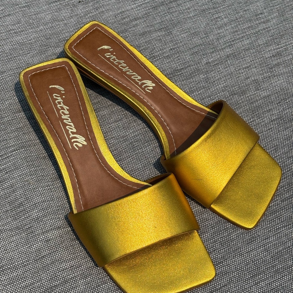 L'INTERVALLE Shiny Gold Slide kitten heels